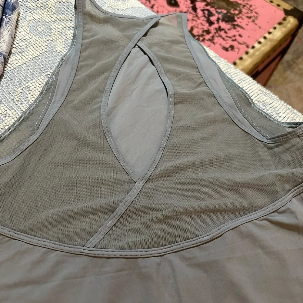 LOT of 2 - LULULEMON top sz 4 and 2 Bird leggings sz S